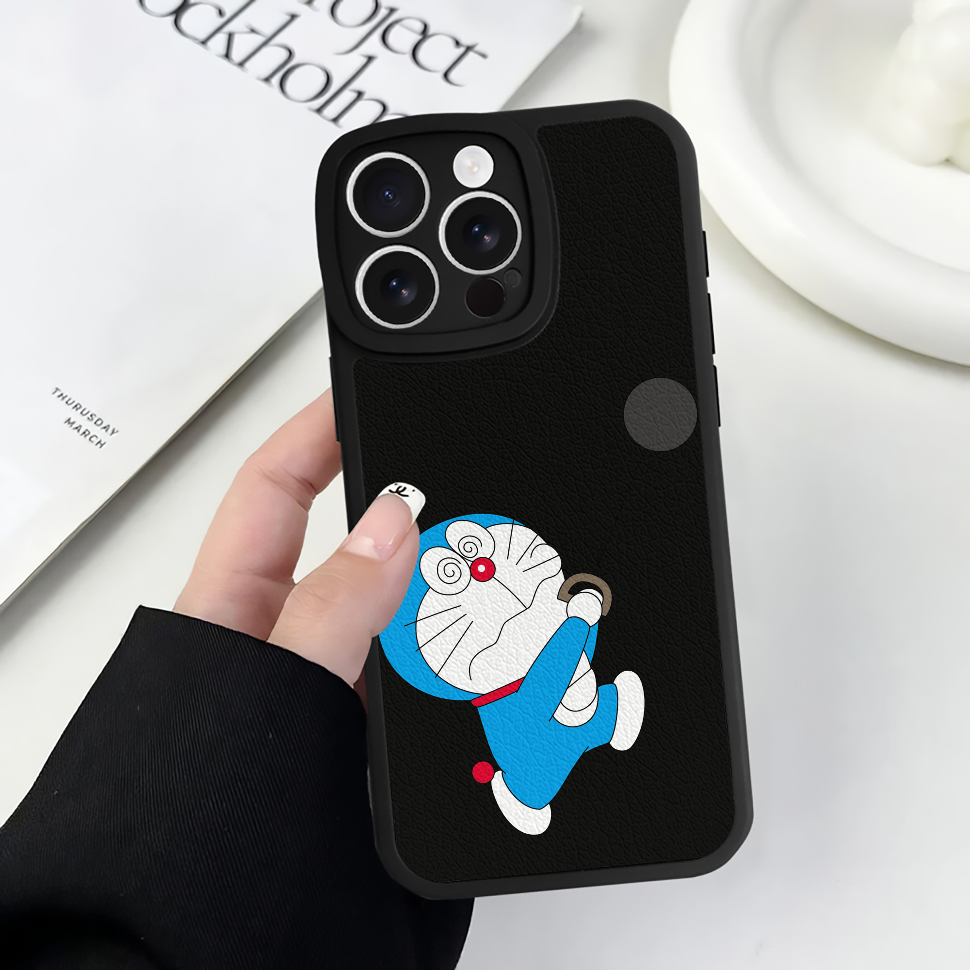 （画像用） ドラえもん Doraemon 【iPhone 16シリーズ対応】シリコンスマホケース（レザー調） 材質：シリコン